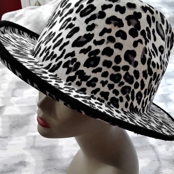 Innovative Design Animal Printed Fedora Trilby Hat      OS - Picture 1 of 4